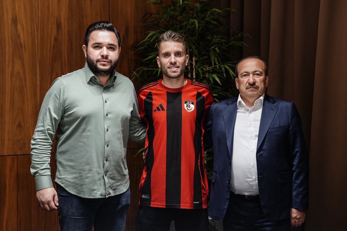 ✍️ Yeni transferimiz Kevin Rodrigues, Kulüp Başkanımız Memik Yılmaz ve Yöneticimiz Erim Arıkan’ın da katıldığı imza töreniyle birlikte 1 yıllık resmi sözleşmeye imza attı.