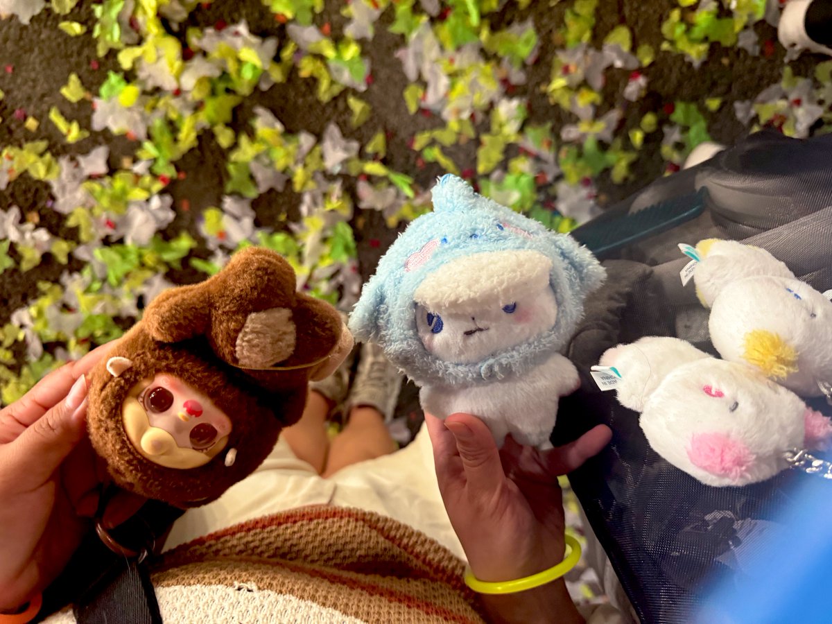 luv4plave's tweet photo. our big meymu with smol moi &amp; miimu + cutie friend @ coldplay concert!!💙💜🩷 https://t.co/Mrg0yf8fg0