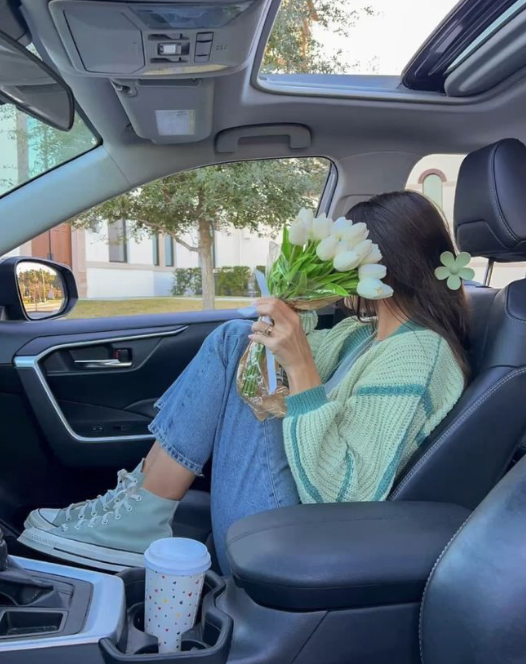 anoooFh502's tweet photo. Cozy vibes, fresh blooms, and the perfect outing drive 🌸 https://t.co/y86V0qOhyw