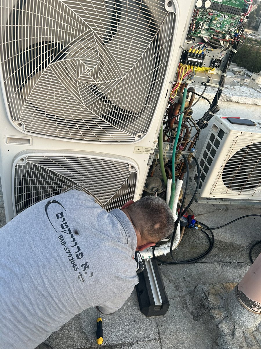 זה יוסי, לוחם בחפ״ק מג״ד, עבר את האירועים הכי קשים של הגדוד וגם נשאר עם מטען כבד. הוא טכנאי מזגנים גר בנתניה. 
לקח לו 3 שניות מהרגע שאמרתי לו שיש לי בעיה להגיד, ״אני שם את אשתי לניתוח ונוסע אליך״ 
אחרי 300 ימי מילואים העסקים כבר לא כמו פעם. 
לפעם הבאה שיש לכם תקלה
050-5792045