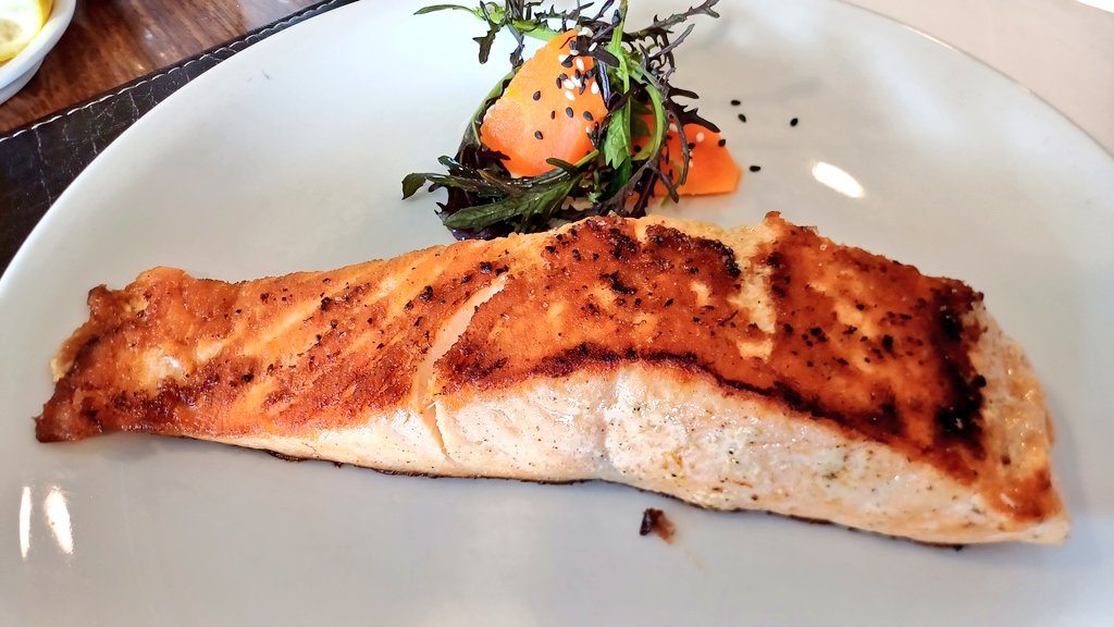 cristobalreus's tweet image. Un rico salmón de almuerzo aqui en #Concepción, aunque a algunas personas no les gusta. @franrubinstein @Crishonline @Claudiotter @Rhavennai
