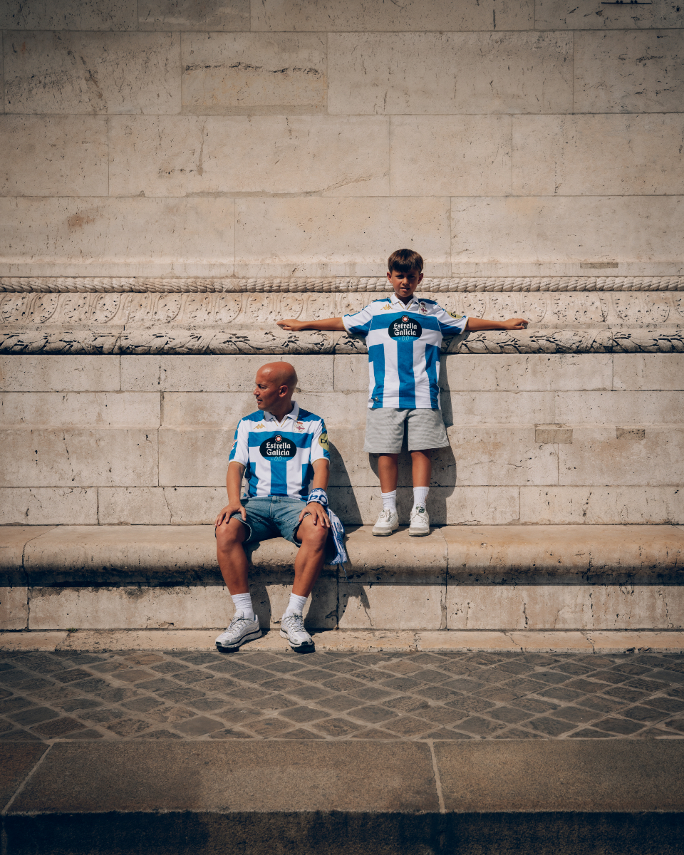 💙 𝐃𝐞 𝐚𝐯𝐨́ 𝐚 𝐩𝐚𝐢, 𝐝𝐞 𝐩𝐚𝐢 𝐚 𝐟𝐢𝐥𝐥𝐨. 

Os protagonistas da campaña son Luis Castro e Nico Castro, o fillo e o neto de Alfonso ‘Pichichi’ Castro, xogador do Dépor entre 1973 e 1982. O fillo defendeu o escudo do Dépor en xuvenís e o seu neto tamén o fará por