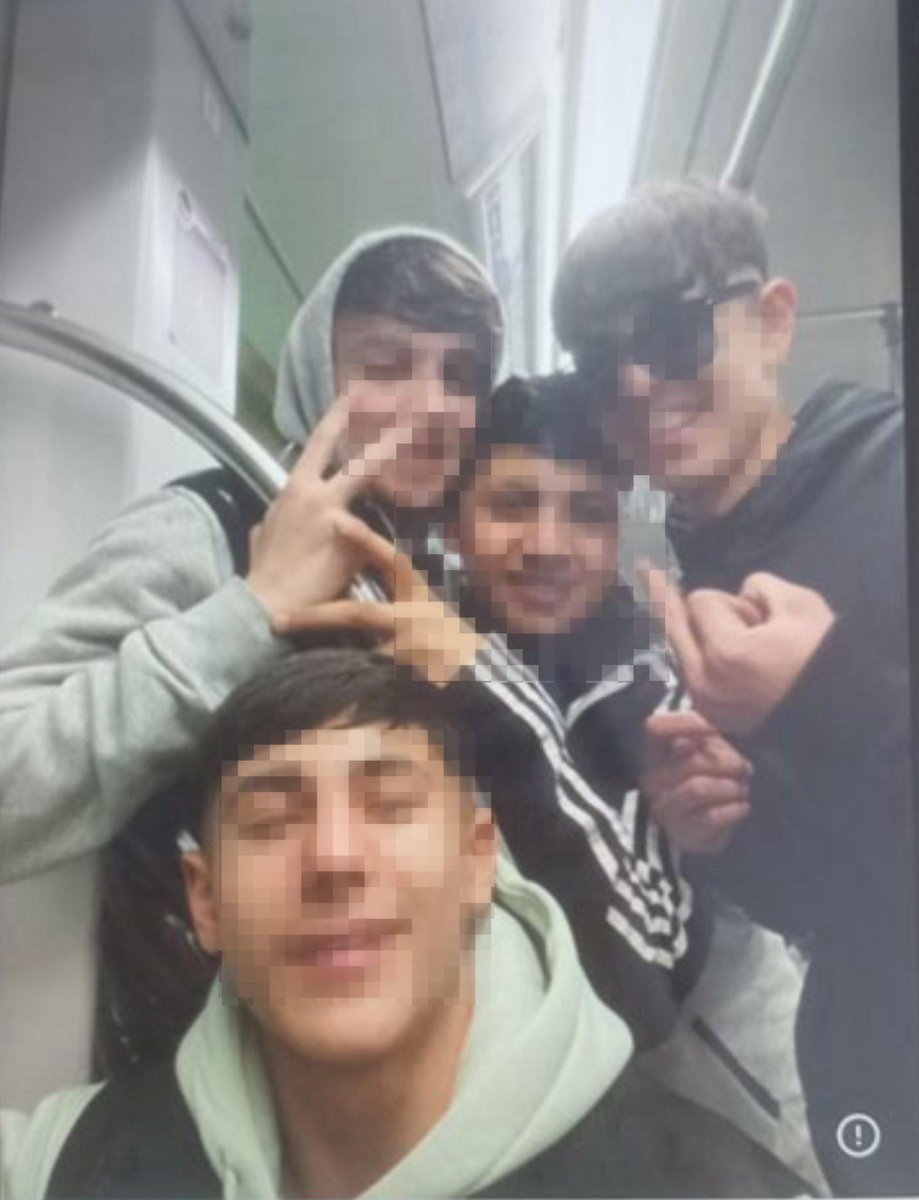 GkeEfe19's tweet photo. Nasılda memnunlar değil mi?
Bu fotoğraftan tam 50 dk önce Canım Ahmet yavrum ,yerde yatıyordu.
Bu iblisler,bu pislikler,bu çete en ağır ve yüksek cezayı almalıdır.
Ahmet için..
Tüm çocuklar için..
Çocuklarımız için.
#24erYılEmsalKarar https://t.co/4D05CUvc1r
