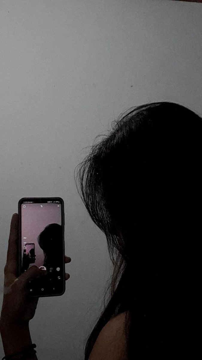 HannahBrit2's tweet image. caught in a loop, where reality reflects me back into myself. 📱🪞
#MirrorInception #MoodyVibes #DigitalReflection #DarkAesthetic #LateNightThoughts #SelfInSilhouette #MinimalMood #ArtsyMirrorShot #LoFiAesthetic #AloneNotLonely #PhonePhotography #SoftGrunge #VisualDiary