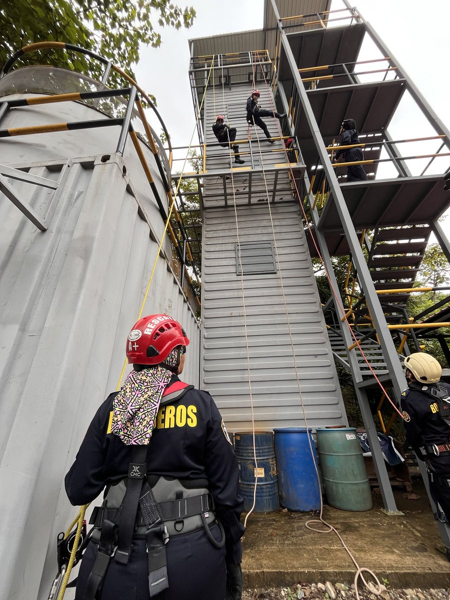 BomberosYopal's tweet photo. Entre el 9 y el 13 de julio se desarrolló en Yopal el Curso de Rescate con Cuerdas – Nivel Operaciones, certificada por DNBC. En total, 18 bomberos participaron en el curso, representando a los cuerpos de bomberos de Yopal, Mariquita, San Luis de Palenque, Aguazul y Popayán. https://t.co/Uakpmgulhu