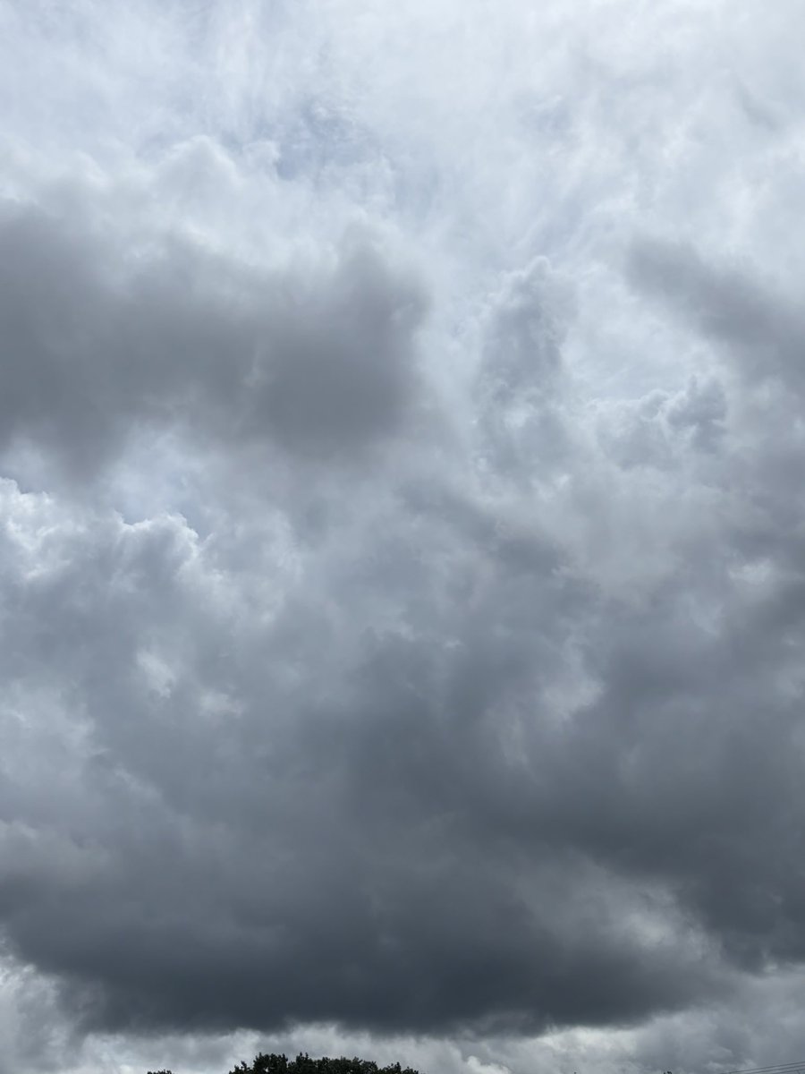 sub__tara's tweet image. A little something for everyone, along the Mass/NH border today. Non-commercial planes, chemtrails, frequency lines, multilayered mess, black “clouds,” and heavy thunderstorms in the forecast for later. 6.14.25