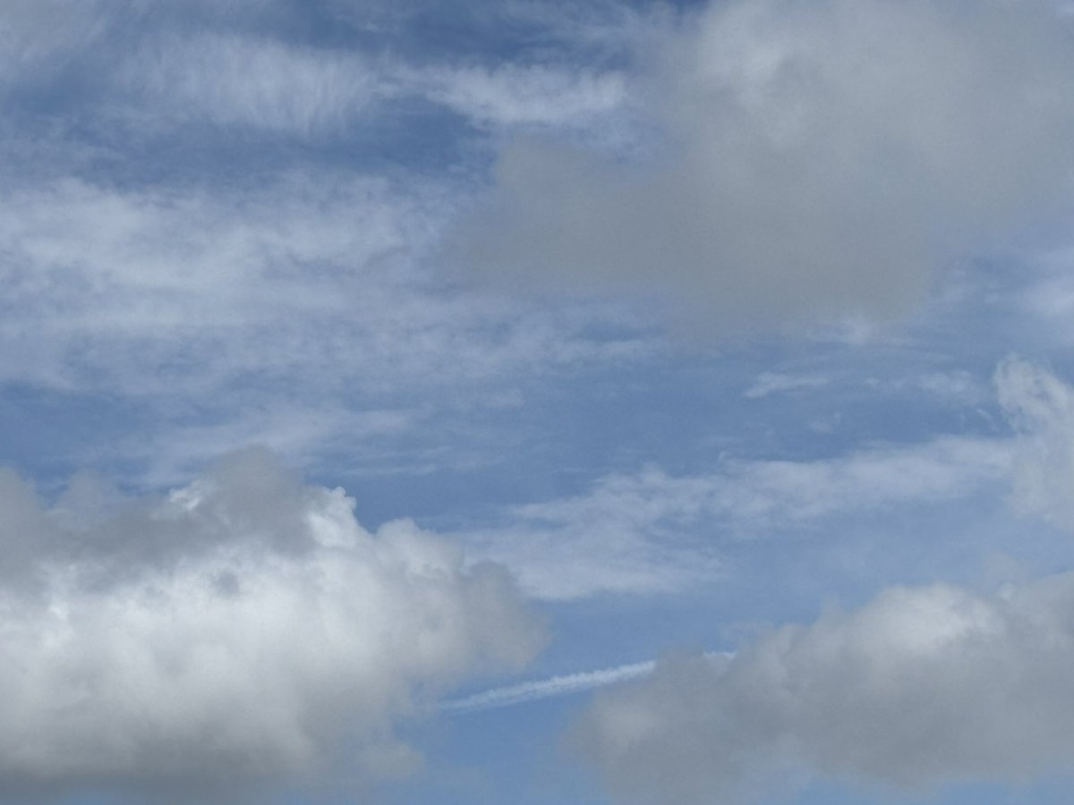 sub__tara's tweet image. A little something for everyone, along the Mass/NH border today. Non-commercial planes, chemtrails, frequency lines, multilayered mess, black “clouds,” and heavy thunderstorms in the forecast for later. 6.14.25