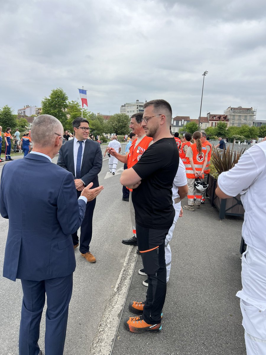 Julien Rossignol (@jlnrossignol) on Twitter photo SAMU/SMUR et Urgences de l’<a href="/hopitaldepau/">Centre hospitalier de Pau</a> défilent lors des commémorations du 14 juillet de <a href="/Ville_Pau/">Pau, Capitale Humaine</a>! Fierté! 🇫🇷🇫🇷🇫🇷 SAMU/SMUR et Urgences de l’<a href="/hopitaldepau/">Centre hospitalier de Pau</a> défilent lors des commémorations du 14 juillet de <a href="/Ville_Pau/">Pau, Capitale Humaine</a>! Fierté! 🇫🇷🇫🇷🇫🇷