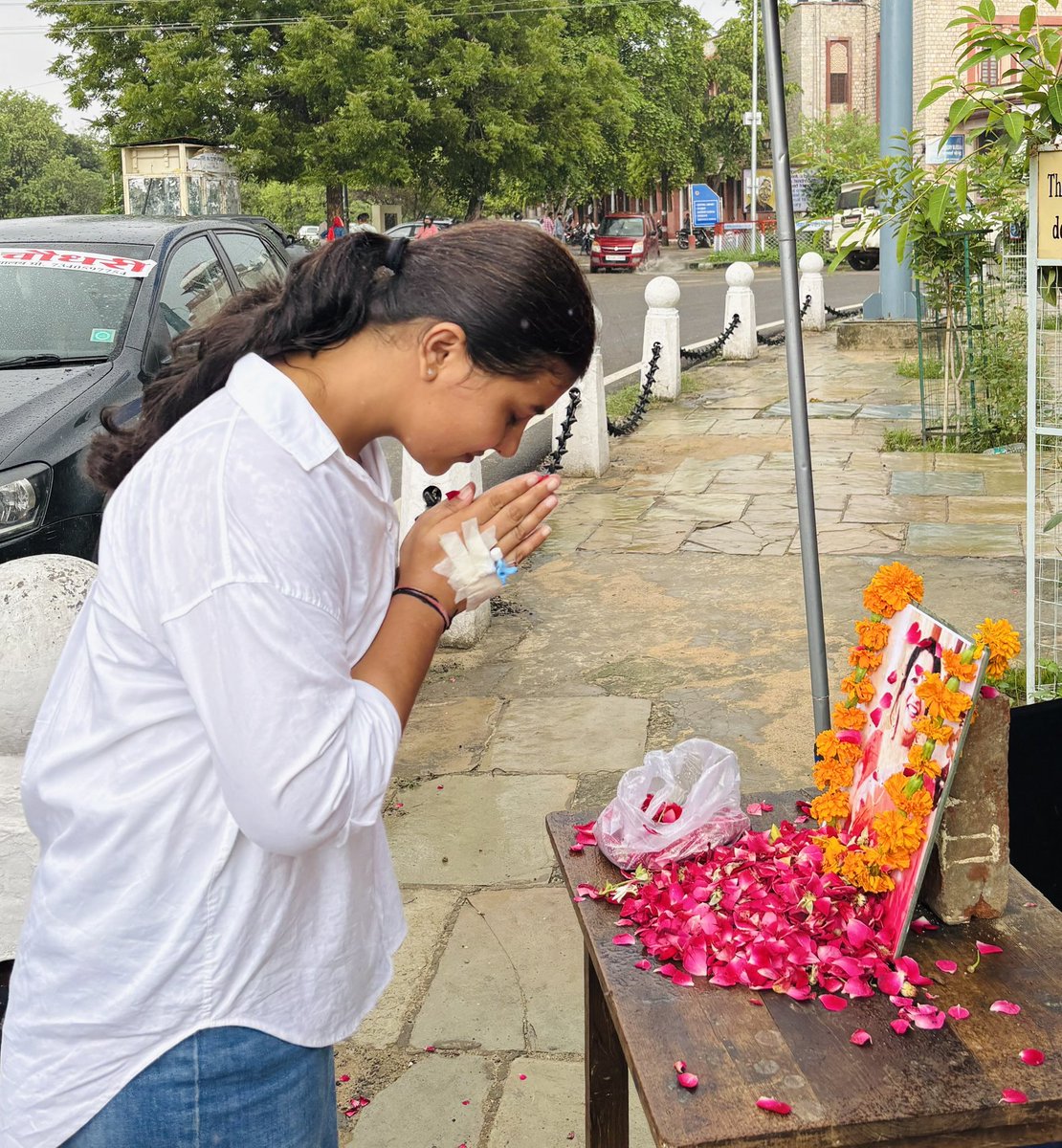 viyonajaat's tweet photo. राजस्थान विश्वविद्यालय के वरिष्ठ प्रोफेसर डॉ. बिंदु जैन मैम के आकस्मिक निधन का समाचार अत्यंत दुःखद है। ईश्वर दिवंगत आत्मा को शांति प्रदान करें तथा शोकसंतप्त परिवार को इस अपार दुःख को सहन करने की शक्ति दें।
ॐ शांति 🙏
#viyonajaat #RajasthanUniversity https://t.co/tEIul217Cx
