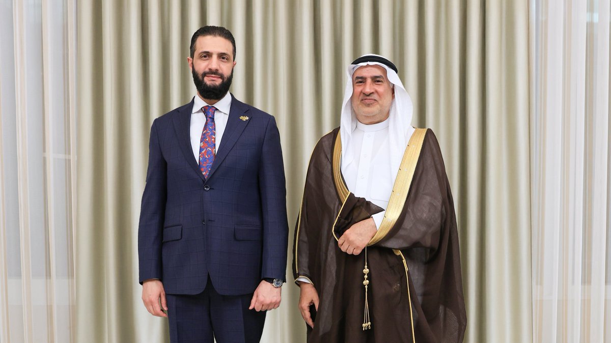 SyPresidency's tweet image. استقبل رئيس الجمهورية العربية السورية السيد أحمد الشرع في قصر الشعب بدمشق الدكتور عبد الله بن علي الدبيخي مساعد وزير الاستثمار في المملكة العربية السعودية، وجرى خلال اللقاء استعراض آفاق التعاون الاستثماري المشترك وسبل دفعه إلى مستويات أوسع تخدم مصالح البلدين…