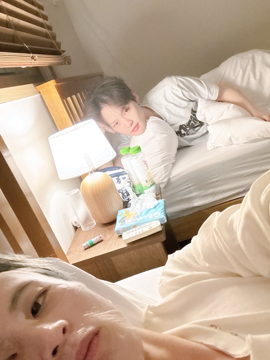 มาร์คส่งรูปมาตัวเองนอนมาส์กหน้าอยู่บนเตียง ส่วนข้างๆเป็นเฉินเล่อ??? ละบนโต๊ะมียาดมโป๊ยเซียน???? โฟกัสสิ่งไหนก่อนดี