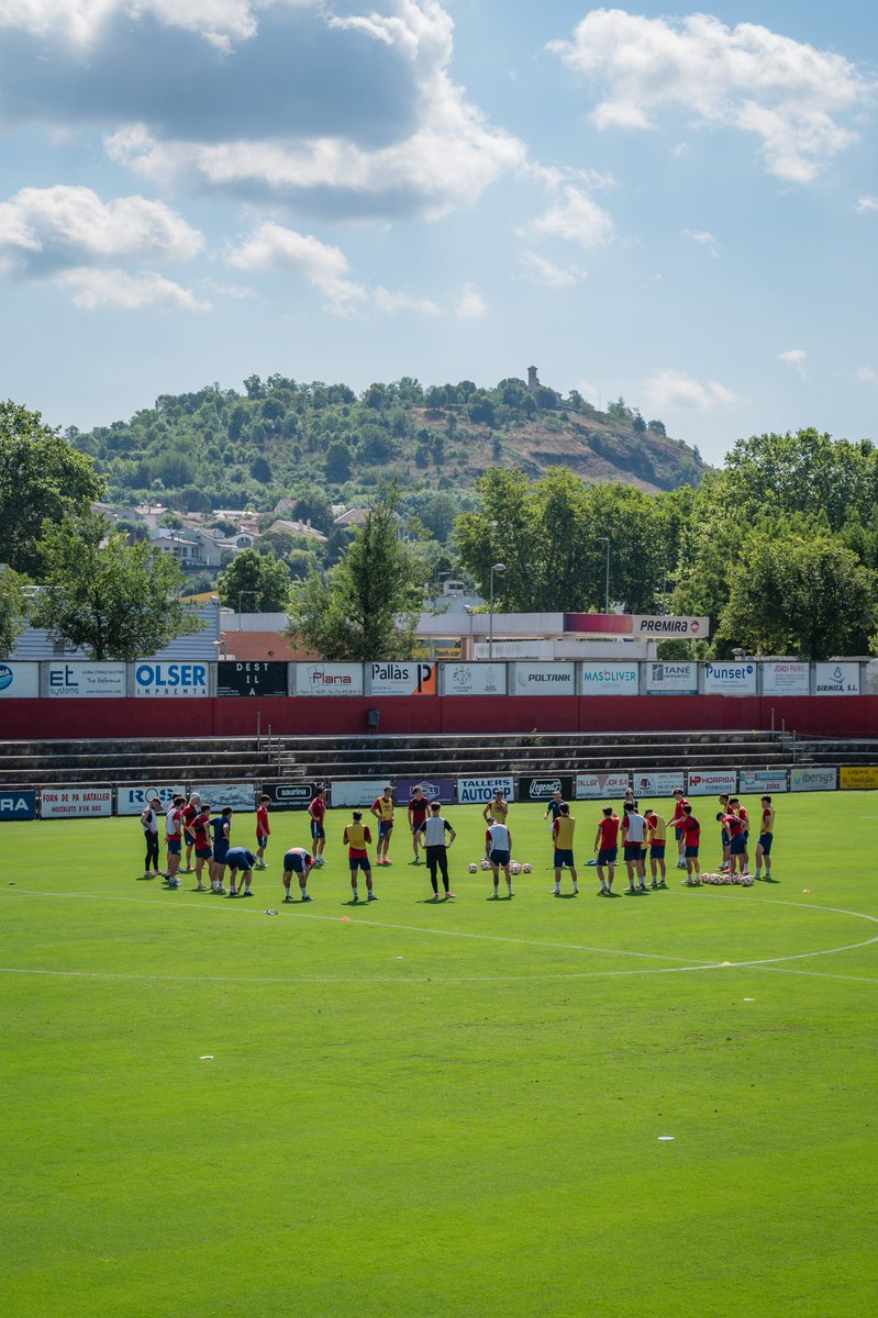 🔛 En marxa. Avui hem arrencat. Dotzena temporada i la mateixa il·lusió que el primer dia.

🤝 Fitxant bona gent, arrelant al territori i amb el desig de tornar a despertar els volcans. T'hi apuntes?

💡 #UnAltreFutbolÉsPossible
