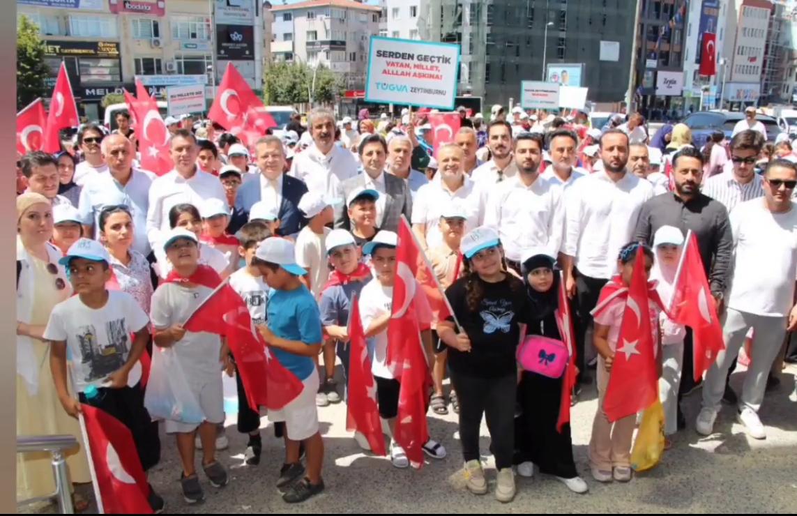 TÜGVA Zeytinburnu Şubesi öncülüğünde düzenlenen 15 Temmuz Demokrasi ve Milli Birlik Günü Yürüyüşü kapsamında; öğrenci ve vatandaşlarımızdan oluşan yaklaşık yaklaşık 3 bin kişilik kortej, Kaymakamımız Dr. Adem Uslu'yu  Zeytinburnu Kaymakamlığında ziyaret etti.