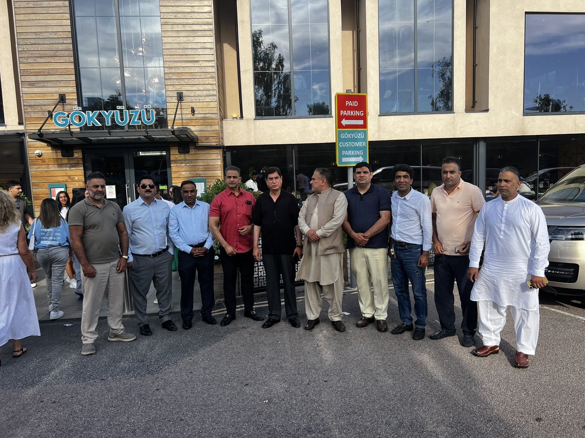 صدر مسلم لیگ ن برطانیہ احسن ڈار صاحب کی جانب صدر مسلم لیگ ن آزاد کشمیر شاہ غلام قادر صاحب کے اعزا ز میں ظہرانہ

اس موقعہ پر ایم پی اے عمر فاروق ڈار، زبیرگل،راشد ہاشمی، زبیر کیانی،چوہدری ریاض،فیصل اعوان، راجہ اشتیاق، امجد فاروق، ساجد صاحب اور دیگر احباب بھی موجود تھے