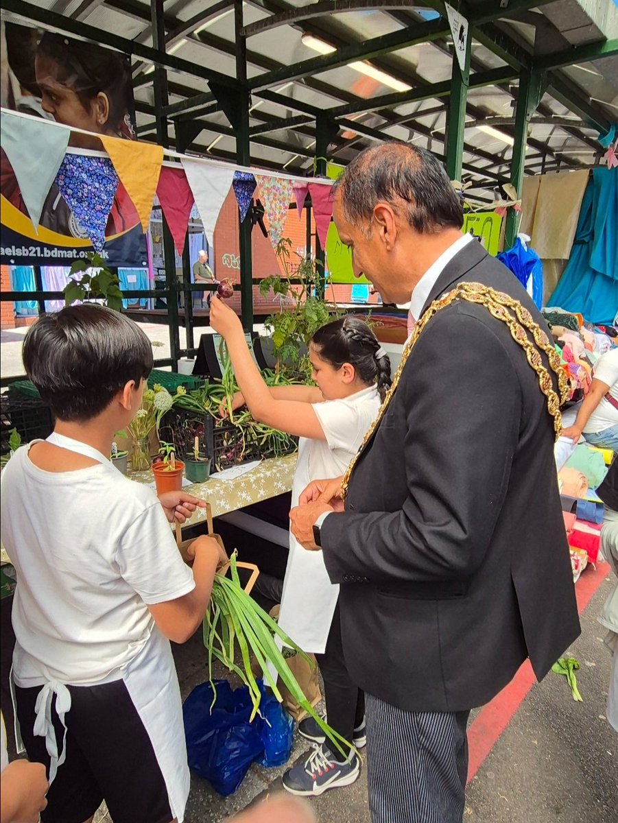 stmichaelsb21's tweet image. A big thank you to Anna from School Food Matters for another wonderful year of allotmenting and being a market trader! Our children loved running a stall at the Bull Ring and selling their produce! #WeAreStMikes