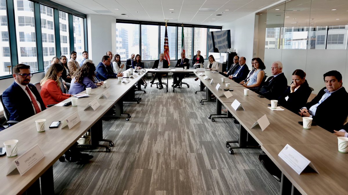 Embajador de EE.UU. en México (@usambmex) on Twitter photo Un honor reunirme con <a href="/SDChamber/">San Diego Regional Chamber</a> y líderes del sector privado de #CaliBaja, quienes generan empleos e impulsan el crecimiento. Esta región es un ejemplo de innovación y colaboración para mejorar el comercio, la infraestructura y la seguridad, al tiempo de promover el bienestar de Un honor reunirme con <a href="/SDChamber/">San Diego Regional Chamber</a> y líderes del sector privado de #CaliBaja, quienes generan empleos e impulsan el crecimiento. Esta región es un ejemplo de innovación y colaboración para mejorar el comercio, la infraestructura y la seguridad, al tiempo de promover el bienestar de