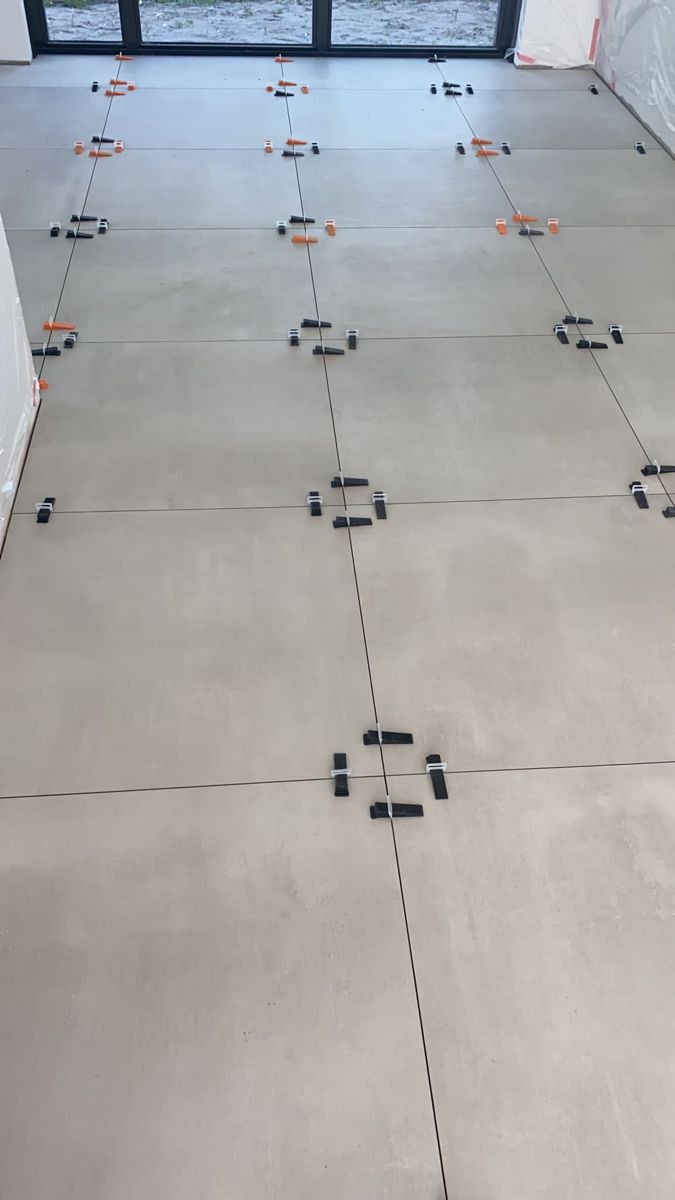 بعد جفاف المادة اللاصقة، يتم حشو الفراغات بين البلاط بمادة الترويبة. 

استخدام أداة مناسبة لتوزيع الترويبة وملء الفراغات بشكل كامل.