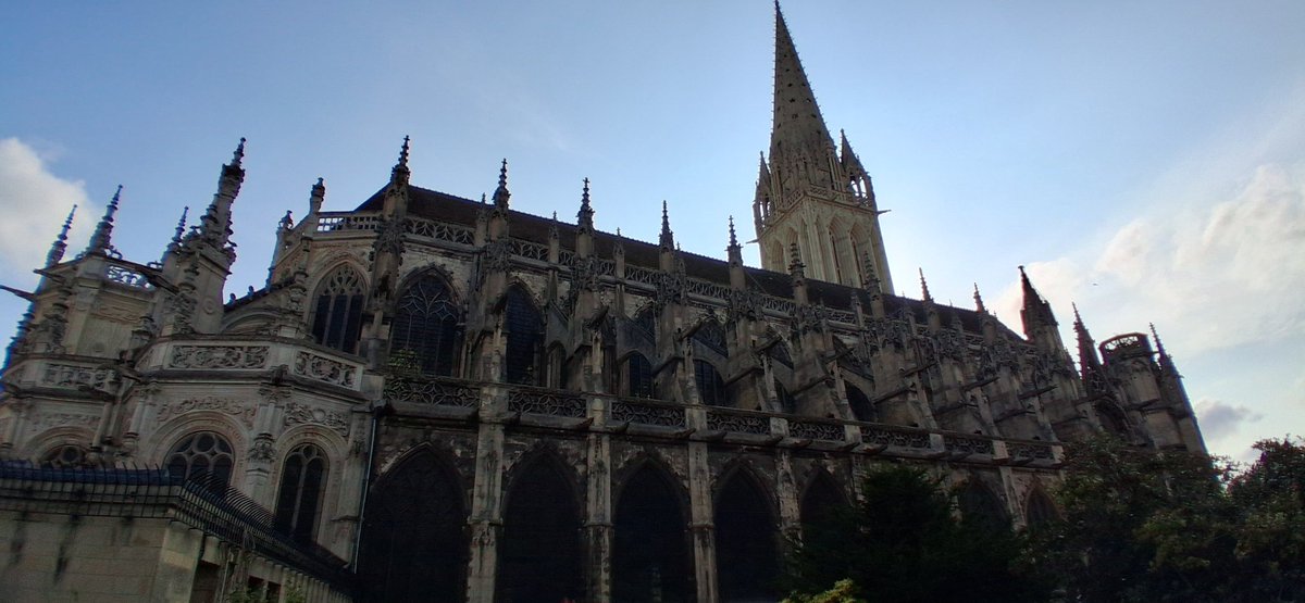 Caen et son château 
Très jolie ville
