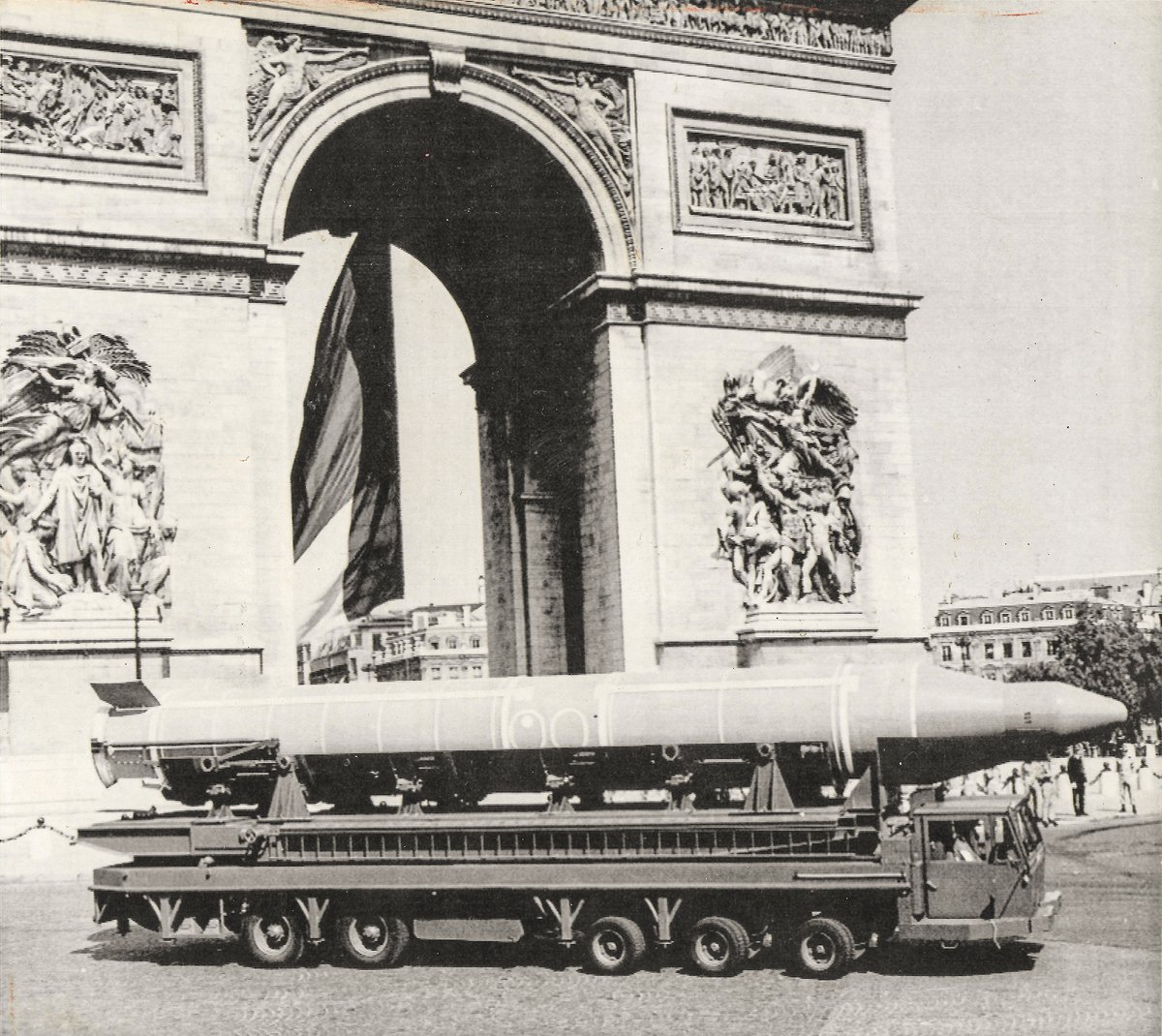 Etienne Marcuz (@etienne_marcuz) on Twitter photo A 🇫🇷French S2 ☢️nuclear medium range ballistic in front of the Arc de Triomphe in Paris for the 1972 edition of France's National Day parade.
Now imagine a M51 parading on the Champs Elysées...
As usual, great image from <a href="/Franck_Laidin/">Franck Laidin</a>'s 📸collection and thanks to <a href="/GaetanPowis/">Gaétan Powis</a> A 🇫🇷French S2 ☢️nuclear medium range ballistic in front of the Arc de Triomphe in Paris for the 1972 edition of France's National Day parade.
Now imagine a M51 parading on the Champs Elysées...
As usual, great image from <a href="/Franck_Laidin/">Franck Laidin</a>'s 📸collection and thanks to <a href="/GaetanPowis/">Gaétan Powis</a>