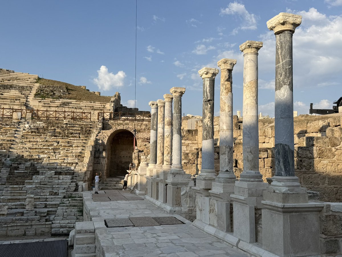 LaodikeiaS's tweet image. Sabahın erken saatinde ters ışıkta toz kalkıyorsa, Laodikeia Batı Tiyatrosu Sahne Binasında çalışma devam ediyor demektir.