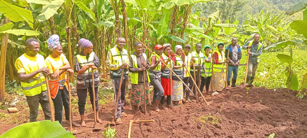 RYVCPWestern's tweet photo. Service is what life is all about Great acts are made up of small deeds.Goodness is  only invstmt  that never fails we @RwandaYouthVol1 serve others we are working on ourselves; every act, every word, every gesture of genuine compassion naturally nourishes our own hearts as well. https://t.co/AV9w4FdbRb