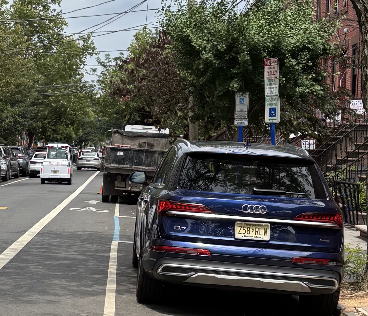 sdl300's tweet image. Hoboken on street cleaning day if you’re a resident & don’t move your car you get a ticket. But if you’re a contractor you don’t have to move HPU just rides right past contractors no tickets. Residents get screwed again and the streets remain filthy. @CityofHoboken