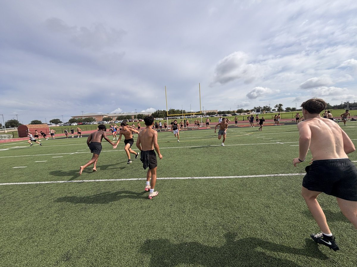 CoachLBrooks's tweet image. A little competition is good for the soul! Boys finishing off Monday with relay sprints! One step closer to season! 🏈🤞🏼
#AIOB @1RoUSeFB