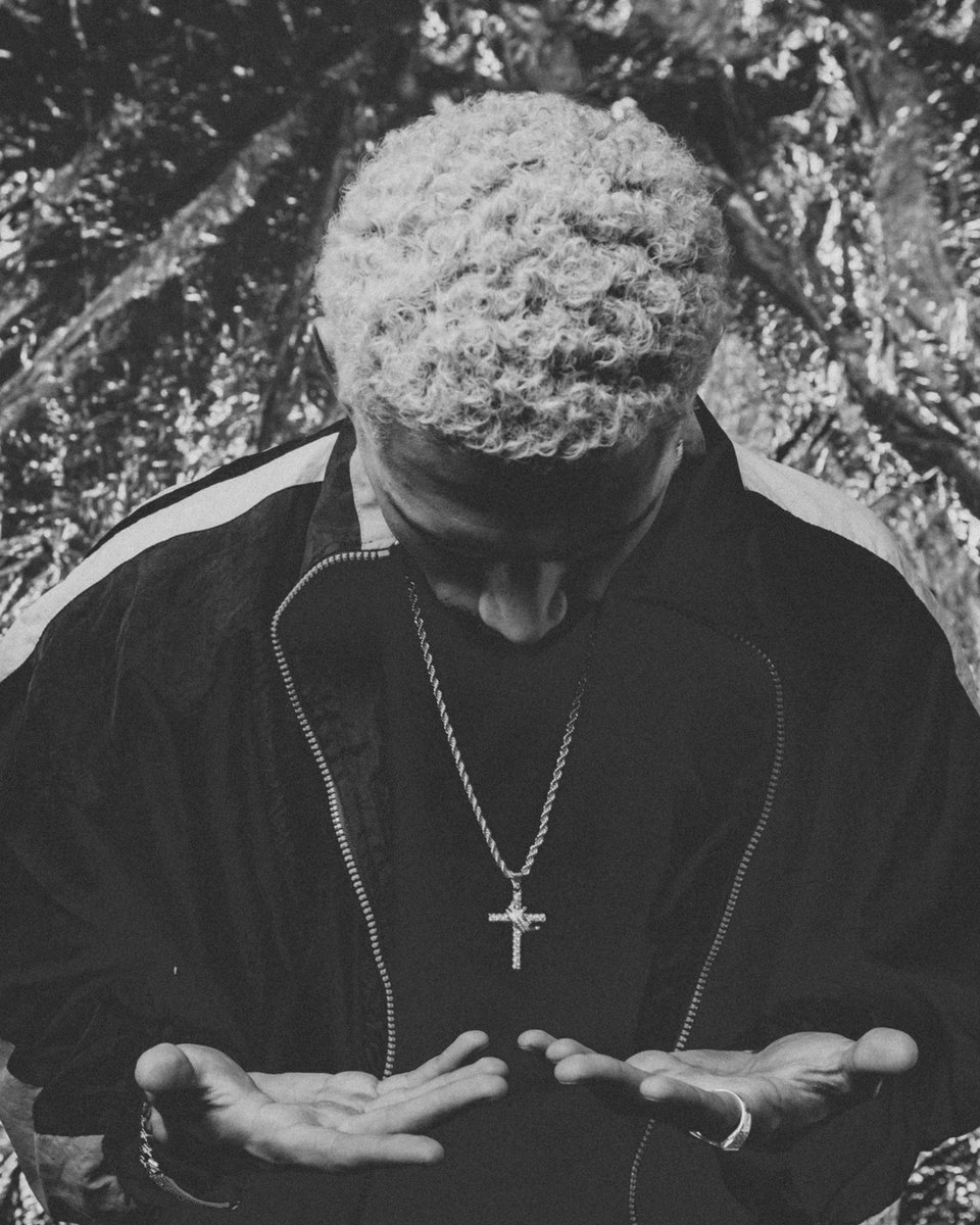 officialKingIce's tweet image. A cross around your neck. Timeless. #kingice #crosses