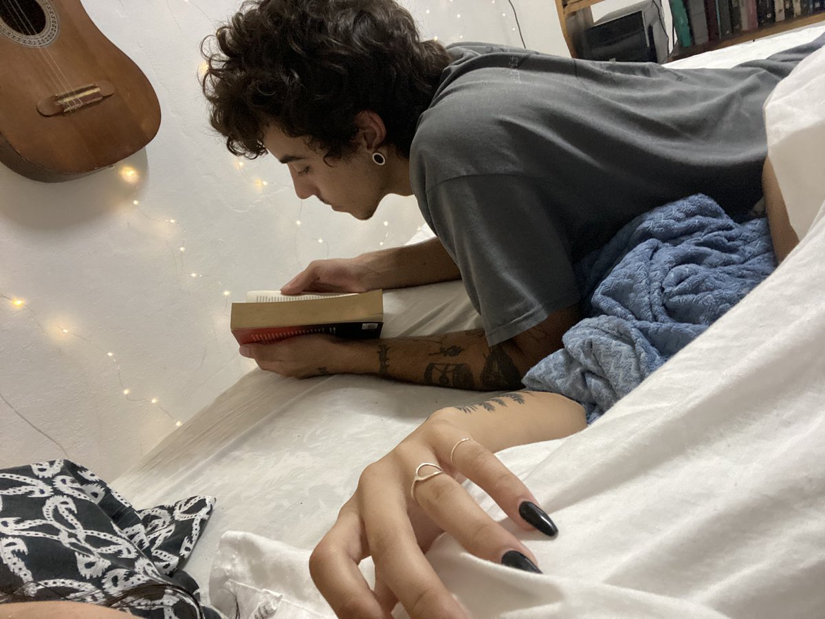 tengo que documentar este suceso, mi novio se está leyendo su primer libro por voluntad propia nonono que orgullo me cargo ahora