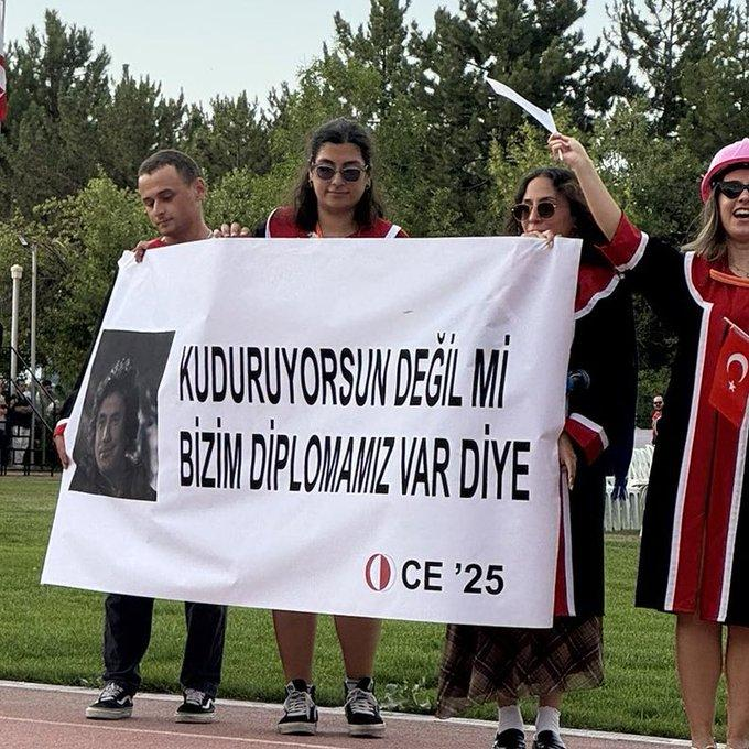 Diploması olmayanlara ithafen yazılmış bir pankart..
Kuduruyor, aklı sıra intikam alıyor yezid diploması yok ki!