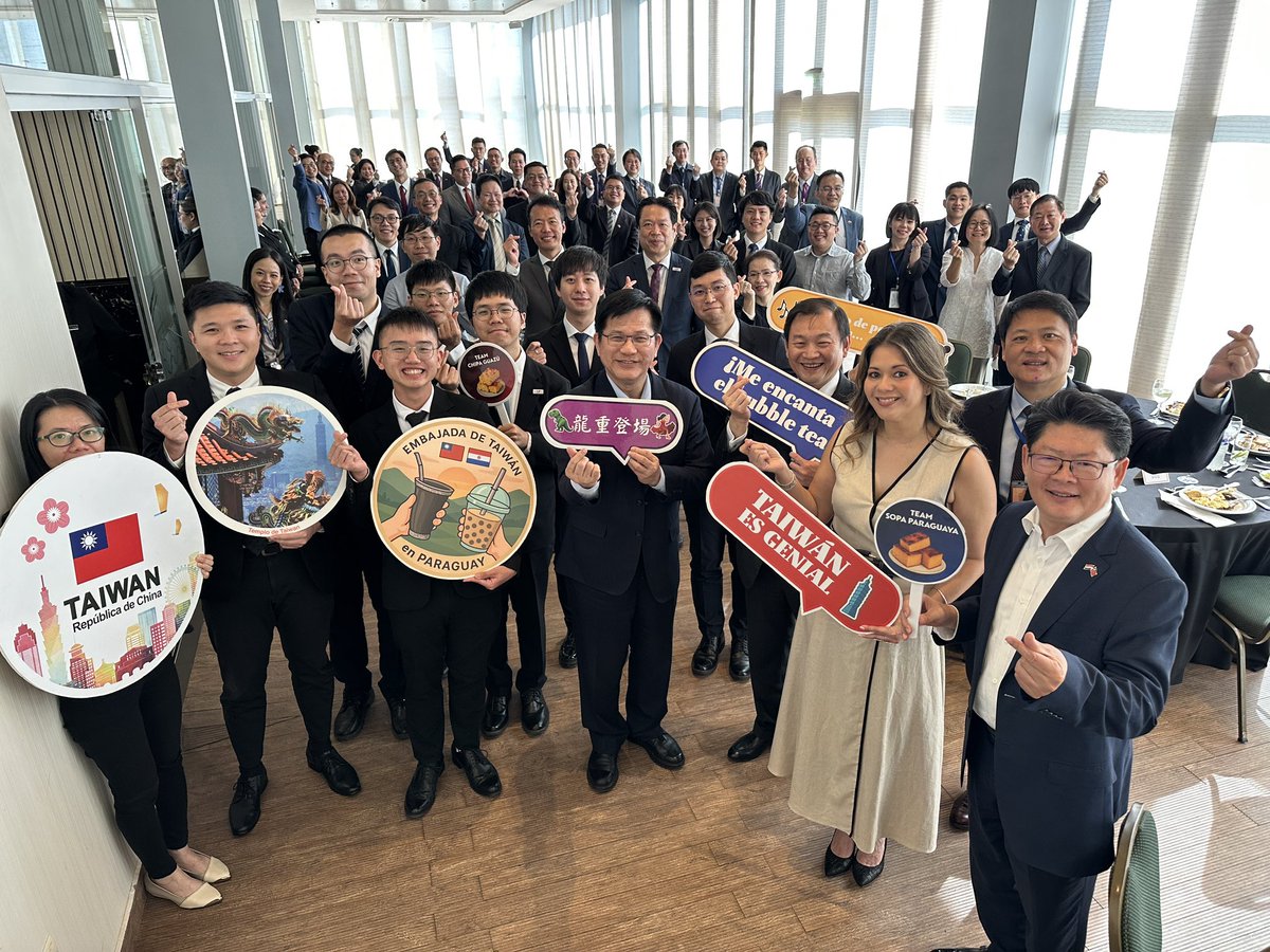 Nuestro canciller almorzó hoy con el personal de nuestra embajada. Valoró su compromiso y dedicación, y los alentó a continuar fortaleciendo los lazos de amistad y cooperación entre nuestras naciones 🇵🇾🇹🇼
#EmbajadaDeTaiwánEnParaguay