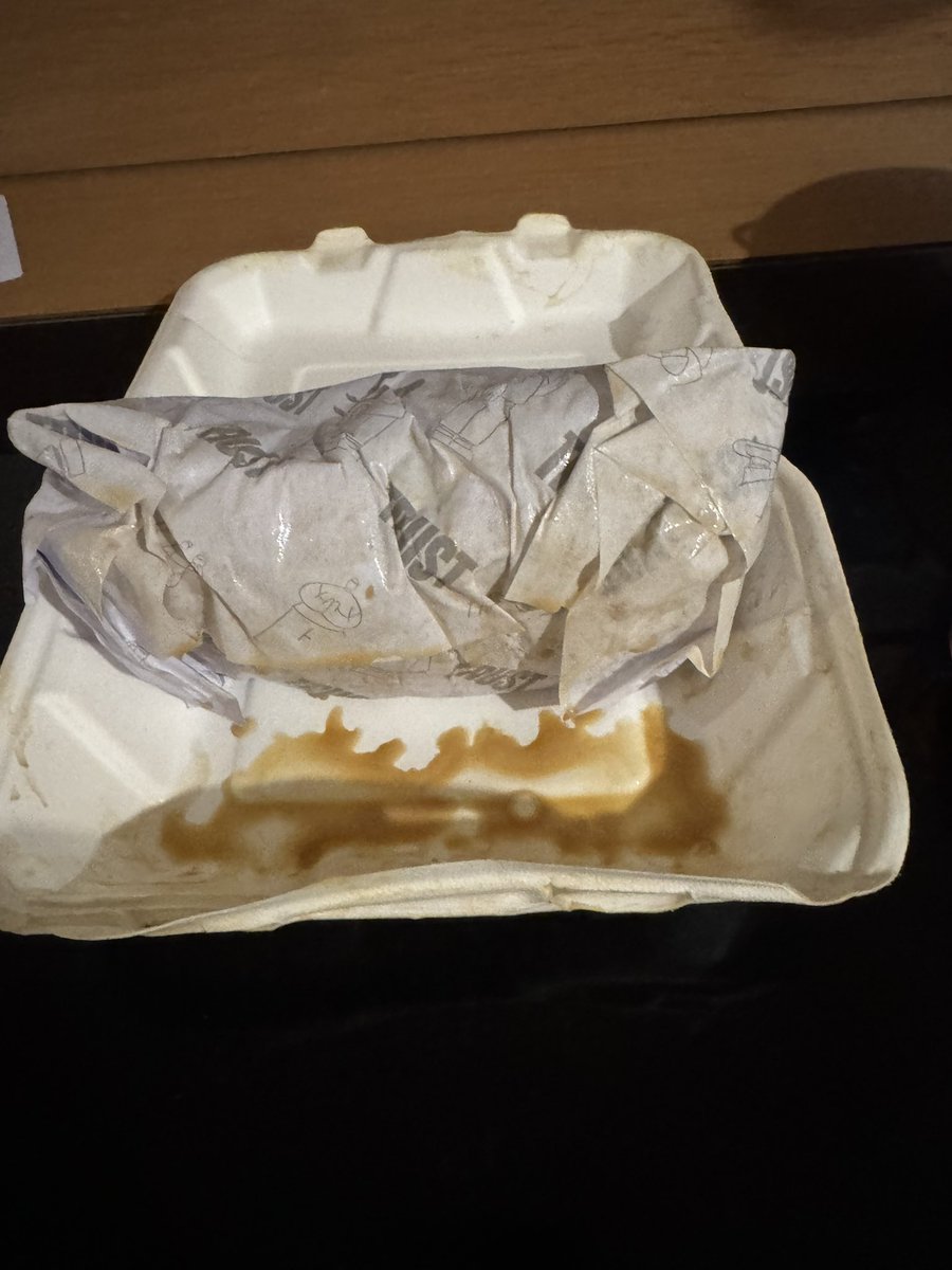 quakerika's tweet photo. @Uber_MEX ME URGE SOPORTE DE SU PARTE. Hice un pedido, seleccione pagar con efectivo, llega el repartidor con el pedido todo dañado, le pago y después me marca que NO LE PAGUÉ Y QUE TENGO UN PAGO PENDIENTE DESPUÉS DE DARME MI PEDIDO INCOMIBLE? Y en la app solo me contesta su BOT? https://t.co/QLWF3Zckl0