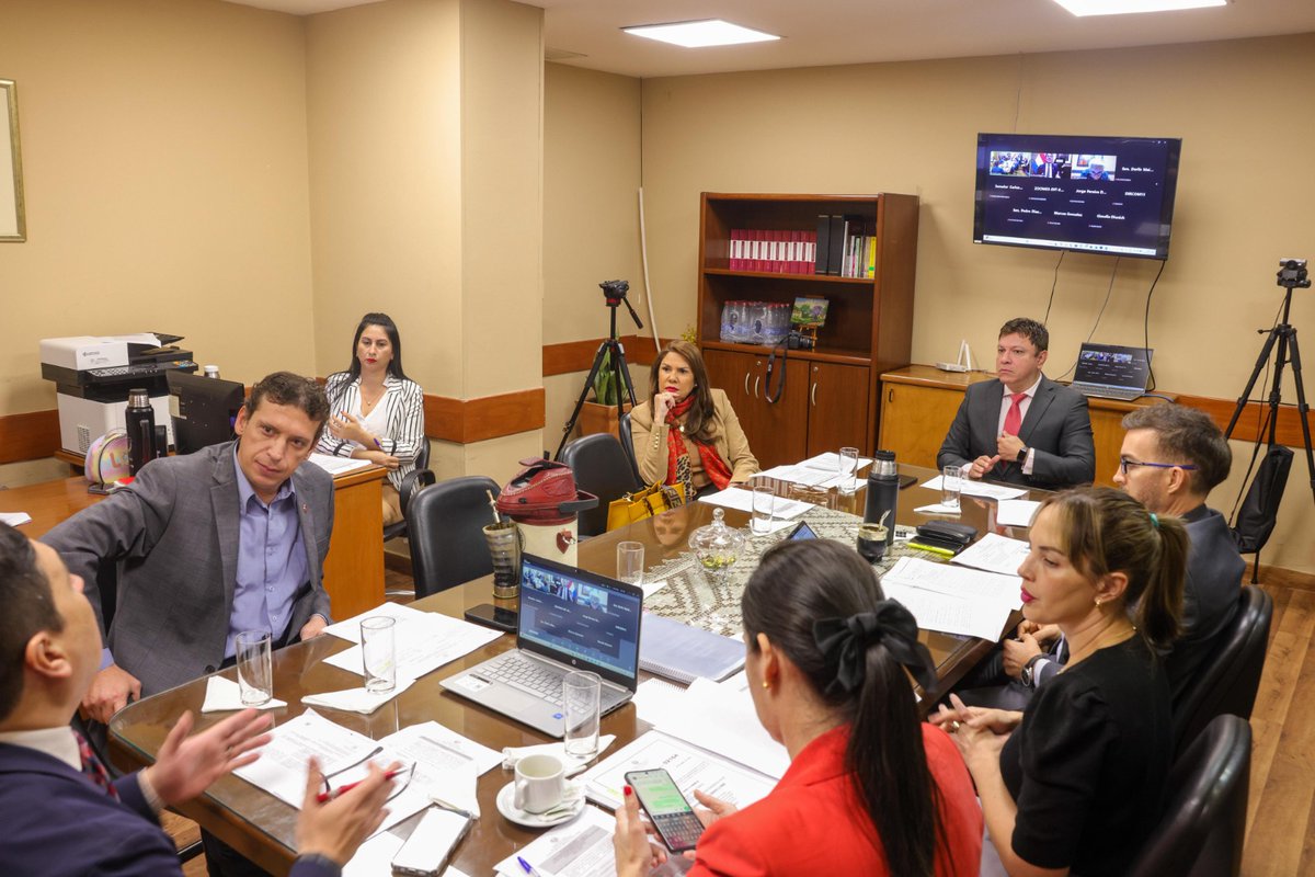 Comisiones analizaron proyecto del estatuto del futbolista profesional

senado.gov.py/index.php/noti…

#SenadoPy