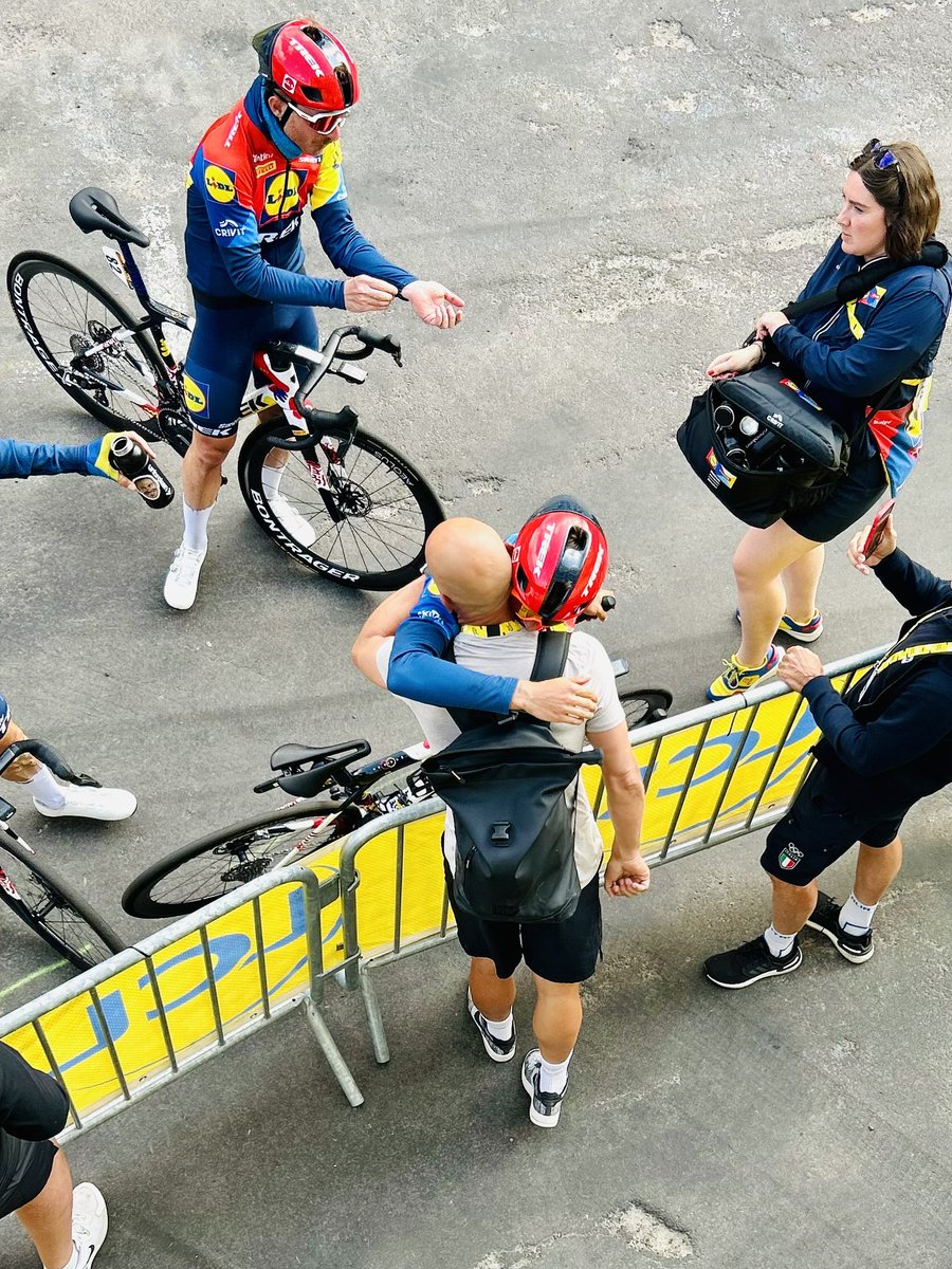 🚴‍♂️🎙️🇫🇷⛰️😊📸 #TourdeFrance #TDF2025  #fathersonhug #svennys #thibaunys #puydesancy #montdore 
Beau moment, l’accolade père-fils à l’arrivée de la 10ème étape du <a href="/LeTour/">Tour de France™</a> au Puy de Sancy: <a href="/sven_nys/">Sven Nys</a> et <a href="/thibau_nys4/">Thibau Nys</a>! ☺️
<a href="/RTBFsport/">RTBF Sport</a> <a href="/RTBF/">RTBF</a> <a href="/RTBFinfo/">RTBF info</a> <a href="/vivacite/">VivaCité 📻</a> <a href="/LidlTrek/">Lidl-Trek</a> #velortbf