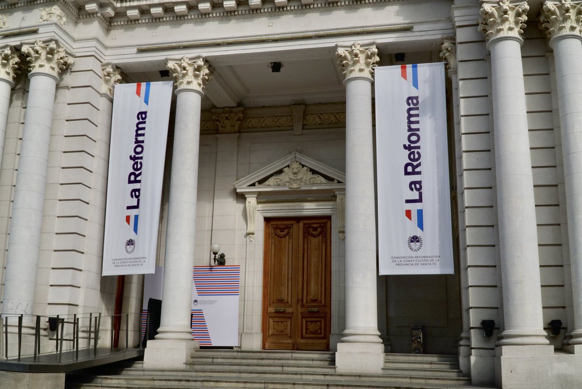 Empieza un nuevo tiempo en Santa Fe. Hoy dimos el puntapié inicial para el proceso de reforma constitucional con la jura de las y los convencionales constituyentes. Iniciamos este camino con mucho entusiasmo y compromiso para lograr una Constitución que fortalezca las