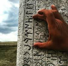 Türklüğün şehadet parmağı gibi gökyüzüne uzanan şu bengütaşı okuyun bakalım; orada “Kürt”, “Arap” yazıyor mu?!