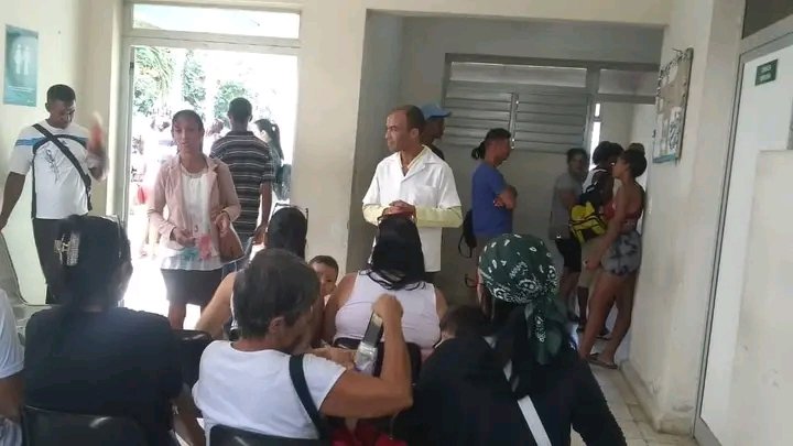 SaludCueto's tweet photo. #Salud para todos, espacio fijo para compartir sobre enfermedades infecciosas en el verano y cómo evitar las mismas. El promotor de Salud, José Arquides,  se encarga de transmitir los acciones a desarrollar en en autocuidado individual. #HolguinEsSalud https://t.co/UAt9OOXf8A