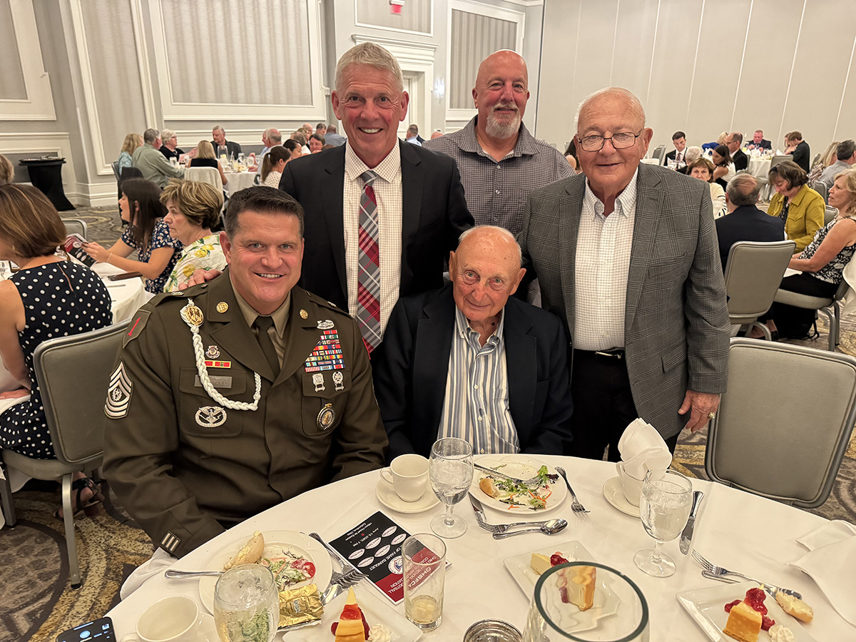 ArmyGuardOhio's tweet image. 📢 Shoutout and Congratulations to this year’s @ohsfca Hall of Fame inductees, who were honored at a banquet last month!
CSM Scott Barga was honored to make congratulatory remarks to the group of outstanding high school football coaches – past and present.
#NationalGuard