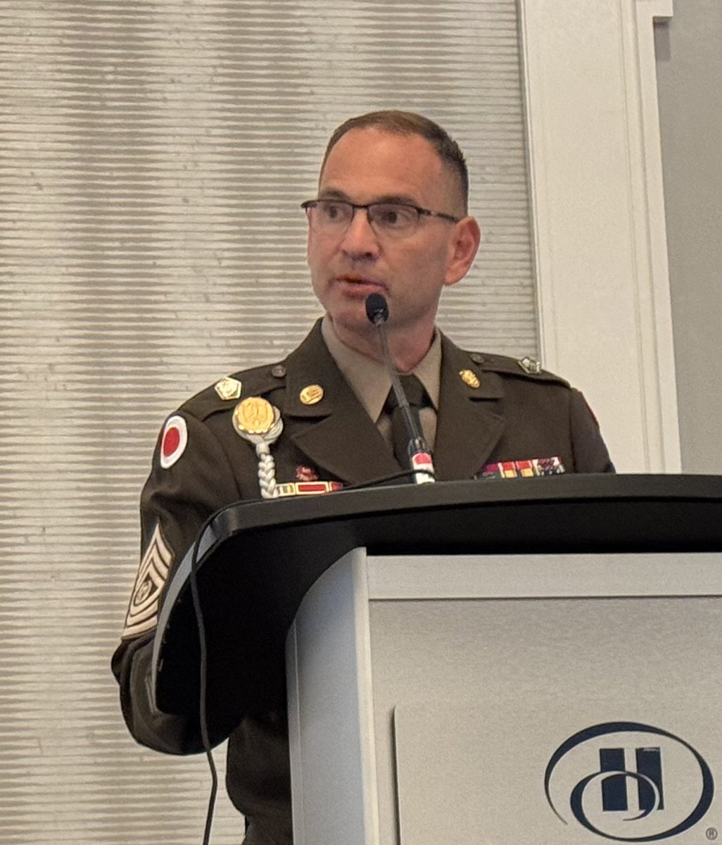 ArmyGuardOhio's tweet image. 📢 Shoutout and Congratulations to this year’s @ohsfca Hall of Fame inductees, who were honored at a banquet last month!
CSM Scott Barga was honored to make congratulatory remarks to the group of outstanding high school football coaches – past and present.
#NationalGuard