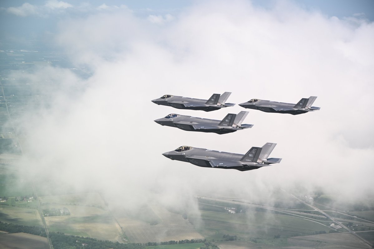 theF35JPO's tweet image. Lightning in the clouds 🌩️
F-35 Lightning II aircraft from the Wisconsin Air National Guard’s 115th Fighter Wing fly in formation over Wisconsin skies during a joint training exercise with the Minnesota Air National Guard’s 148th Fighter Wing.