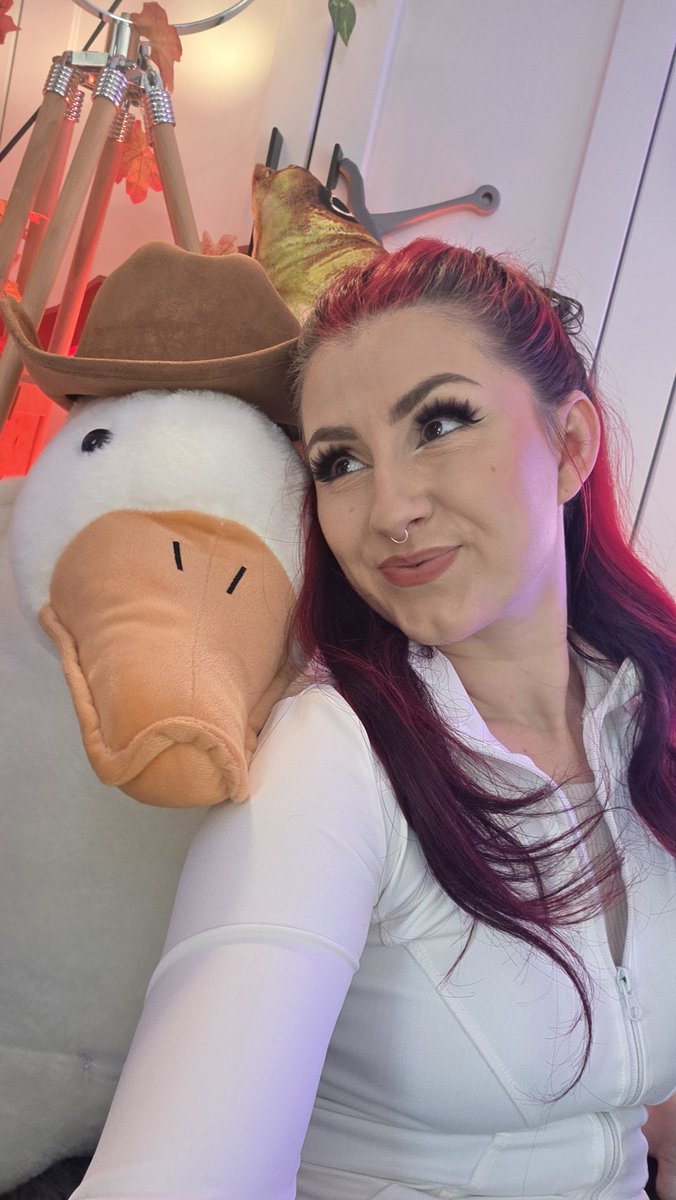 This is Gunter. He is a sophisticated gentlegoose. 

Come say hi to him: twitch.tv/knightenator