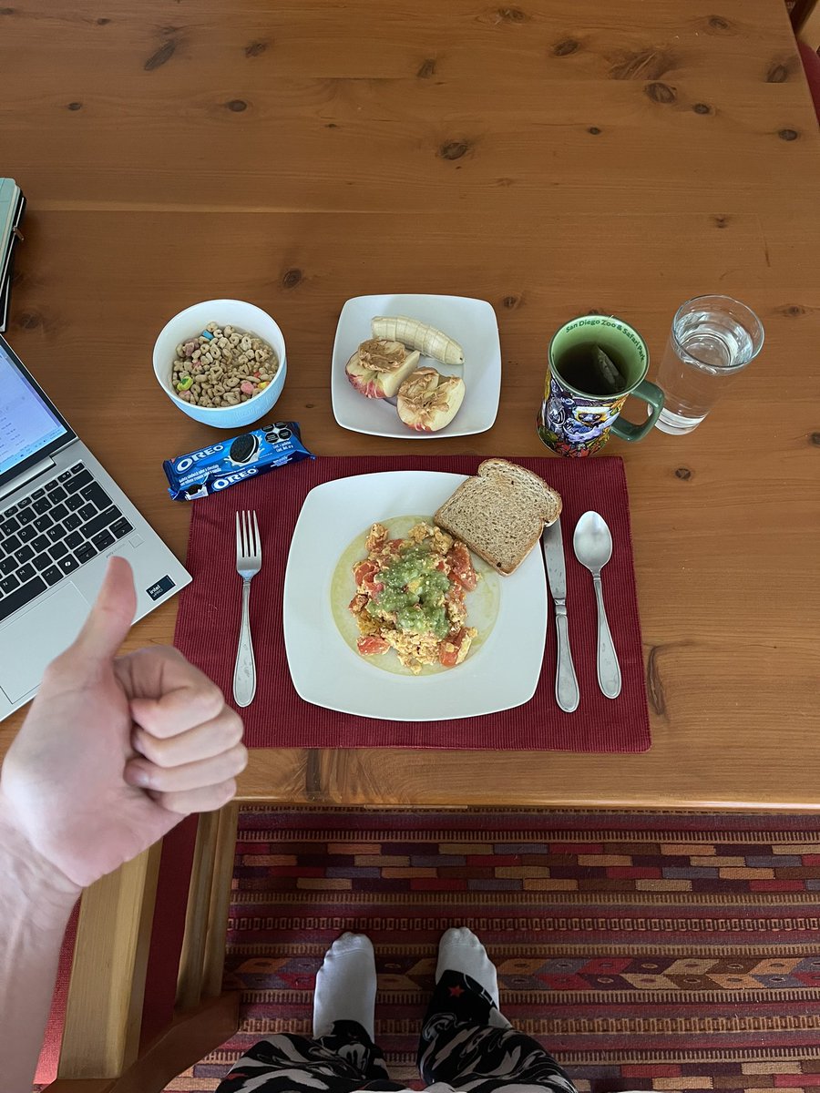 MemoCB1's tweet photo. Así como ven mi cinturita de avispa, todo esto tengo que desayunar para poder correr https://t.co/yh30l2oVwQ