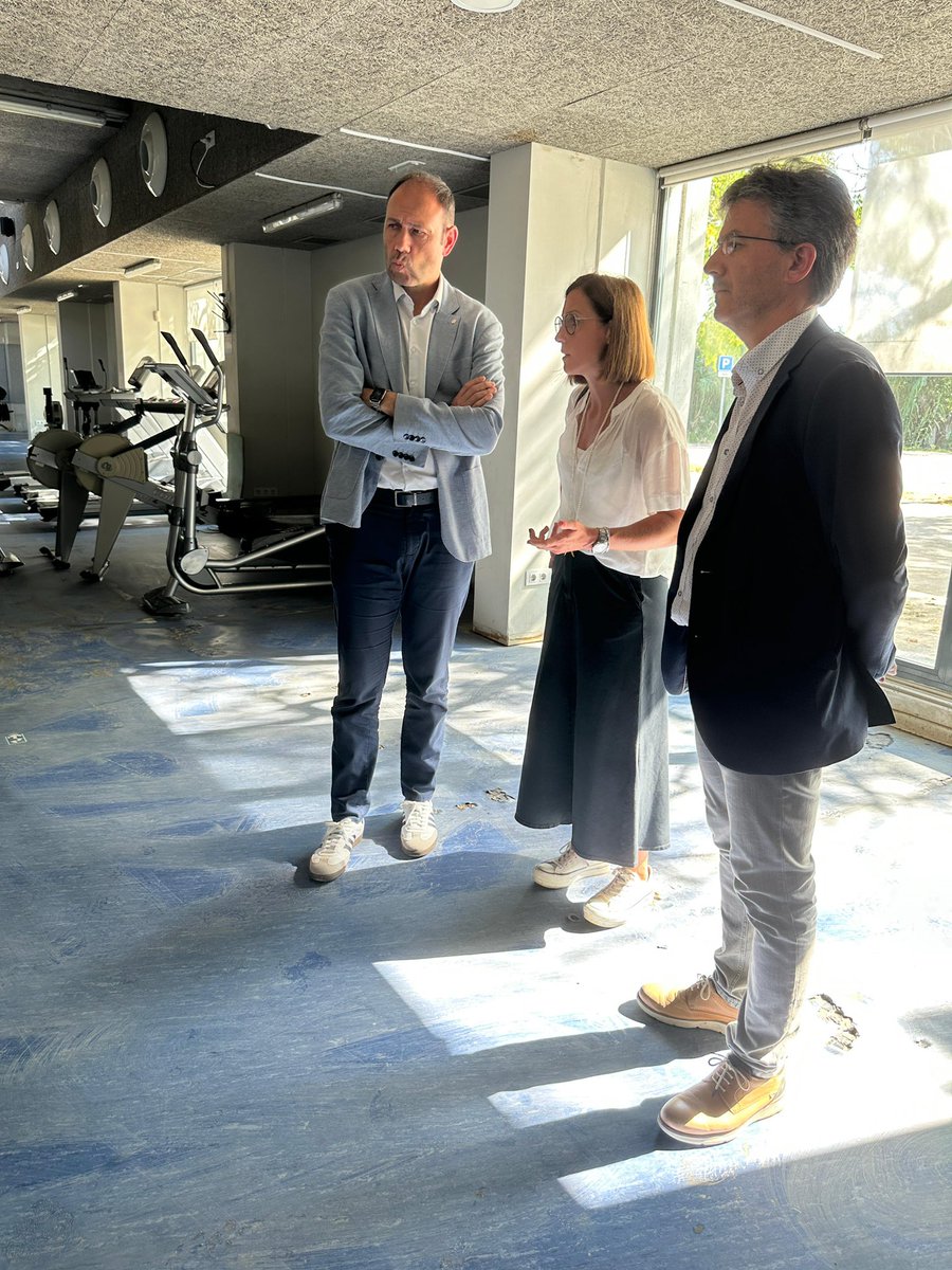 VilafrancaAj's tweet image. ℹ️ El conseller d’@esportcat @b5alvarez ha visitat aquesta tarda el recinte del Complex Aquàtic de #Vilafranca greument afectat pels aiguats de dissabte, acompanyat de l’alcalde @FRomeroGamarra i de la regidora d’Esports @gemmaromeu.
👇🏽