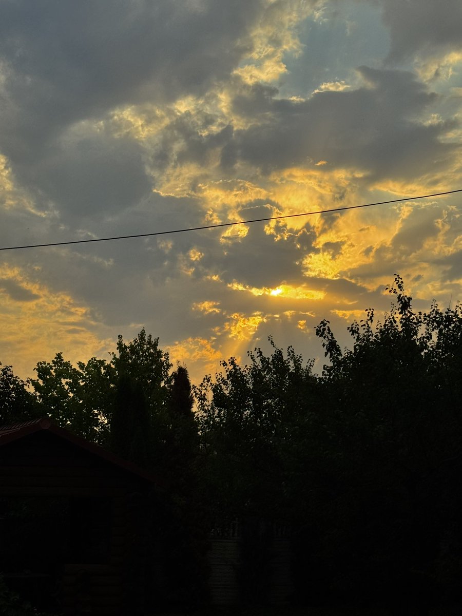 Sometimes I look up at the sky and think, “Oh my God, is this really happening? The ground beneath me is solid, reaching down to the center of the Earth. Above me is the sky, endless, fading into space. Am I really here?”

Good night, friends 💭