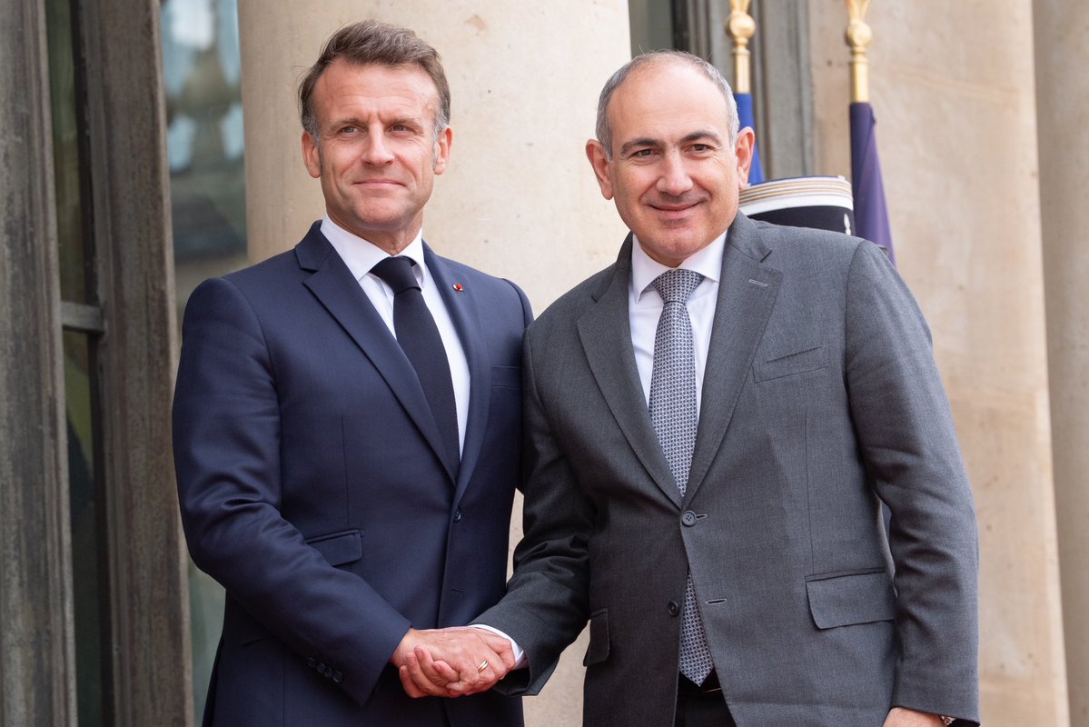 EmmanuelMacron's tweet image. Ուրախ եմ Փարիզում ողջունել Հայաստանի վարչապետ Նիկոլ Փաշինյանին։ Վերահաստատեցի Ֆրանսիայի աջակցությունը նրա քաջ ջանքերին՝ ուղղված Ադրբեջանի հետ խաղաղության հաստատմանը։
Հայաստանի և Ադրբեջանի միջև խաղաղության պայմանագրի հնարավորինս շուտ ստորագրումը կարող է նոր էջ բացել տարածաշրջանի…