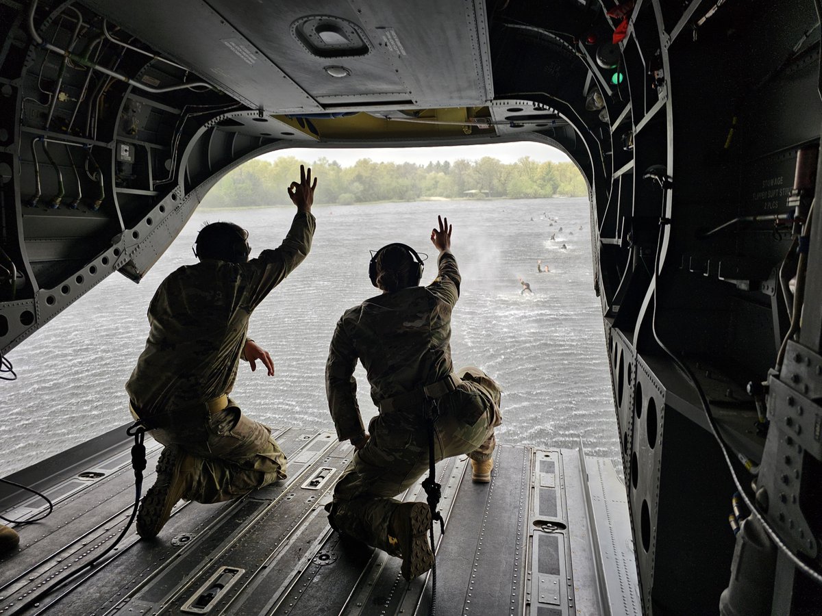 USArmyReserve's tweet image. Army Reserve Best Squad competitors give a signal to the cast masters after stepping off the Boeing CH-47 Chinook and into the lake during the helocast event at Fort McCoy, Wisconsin, on May 15, 2025.
📸: Staff Sgt. Mikayla Fritz