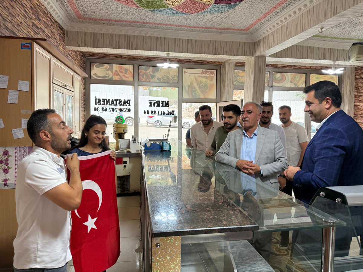 Salihinann's tweet photo. 🇹🇷 Türkiye Yüzyılı'nın Mimarı Cumhurbaşkanımız Sayın Recep Tayyip Erdoğan'ın sokakları, caddeleri ve haneleri Ay Yıldızlı bayraklarımıza donatalım çağrısı üzerine;  Belediye Başkanımız, Gençlik Kolları Başkanımız  ile birlikte esnafımıza ay-yıldızlı bayrağımızı hediye ettik. https://t.co/5CA3SLlYRT