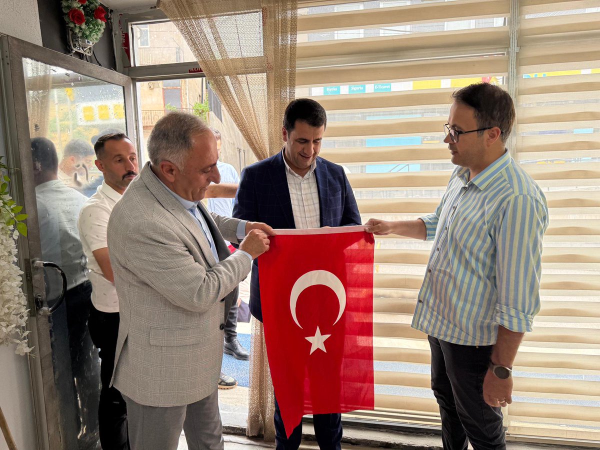 Salihinann's tweet photo. 🇹🇷 Türkiye Yüzyılı'nın Mimarı Cumhurbaşkanımız Sayın Recep Tayyip Erdoğan'ın sokakları, caddeleri ve haneleri Ay Yıldızlı bayraklarımıza donatalım çağrısı üzerine;  Belediye Başkanımız, Gençlik Kolları Başkanımız  ile birlikte esnafımıza ay-yıldızlı bayrağımızı hediye ettik. https://t.co/5CA3SLlYRT