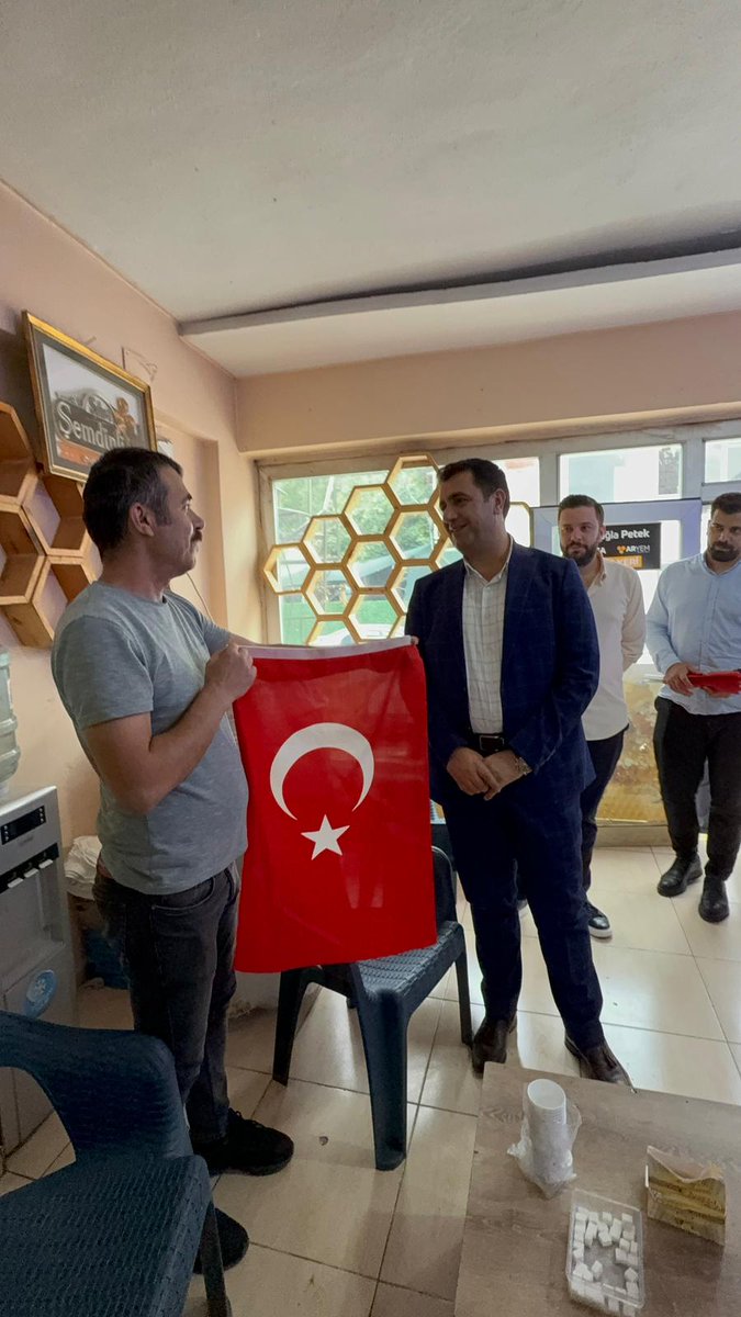 Salihinann's tweet photo. 🇹🇷 Türkiye Yüzyılı'nın Mimarı Cumhurbaşkanımız Sayın Recep Tayyip Erdoğan'ın sokakları, caddeleri ve haneleri Ay Yıldızlı bayraklarımıza donatalım çağrısı üzerine;  Belediye Başkanımız, Gençlik Kolları Başkanımız  ile birlikte esnafımıza ay-yıldızlı bayrağımızı hediye ettik. https://t.co/5CA3SLlYRT