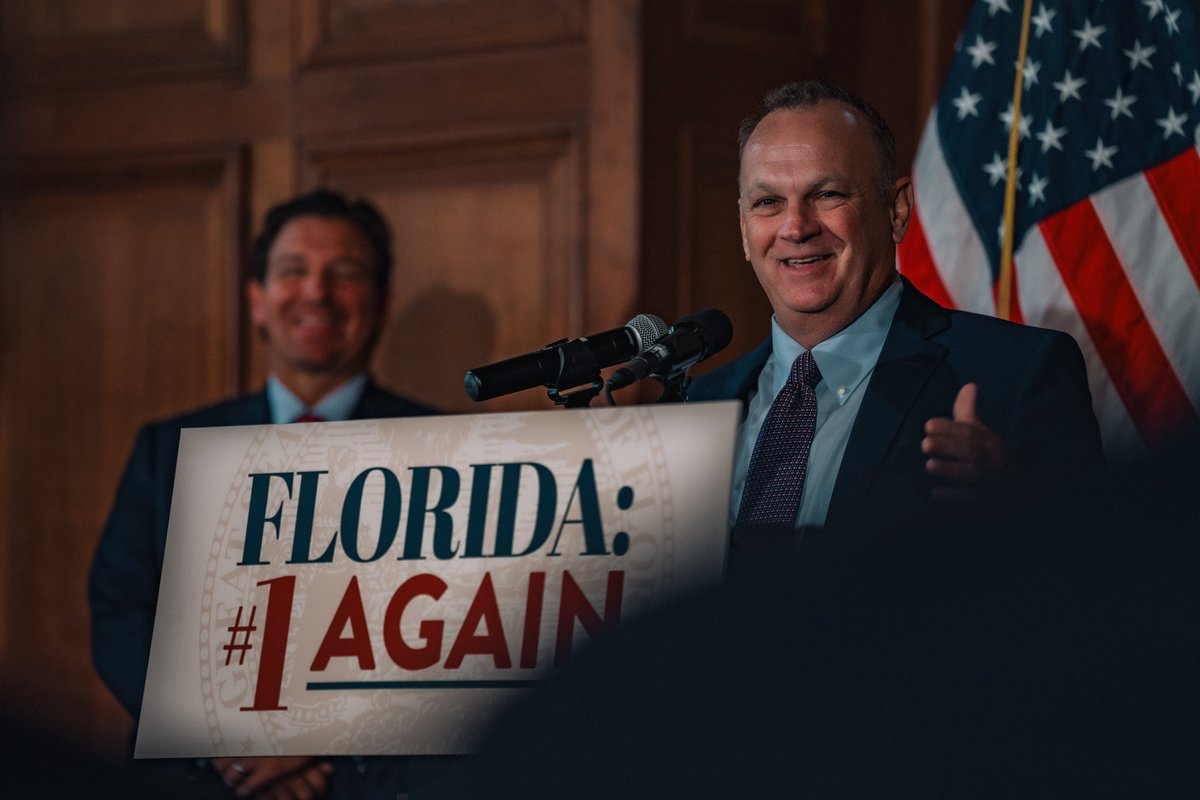 NewCollegeofFL's tweet image. New College of Florida was honored to host @GovRonDeSantis & @1stLiberty on the announcing of Florida being named #1 in Religious Liberty in the States Index.